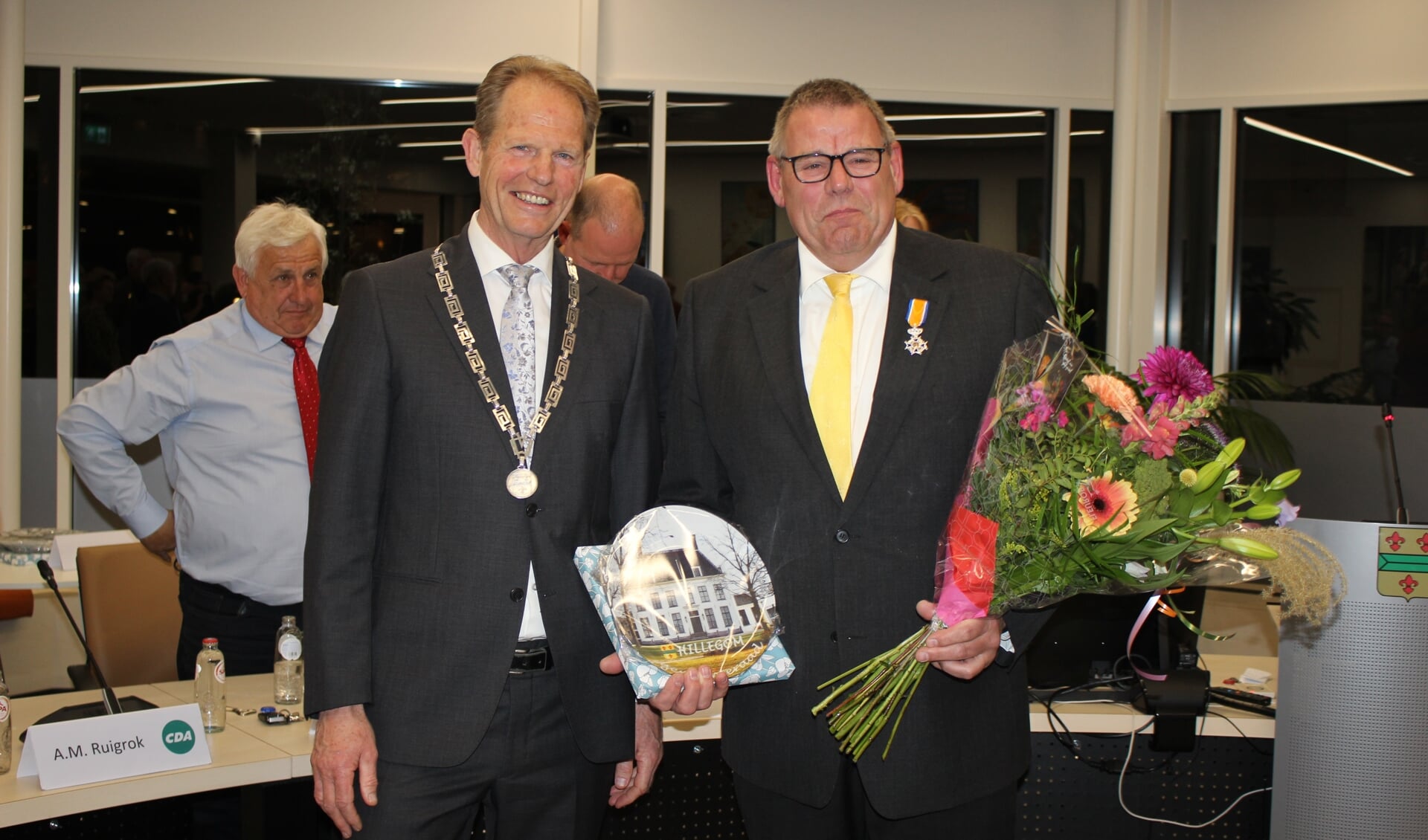 Burgemeester Arie van Erk en Co Jansen. | Foto: Annemiek Cornelissen.