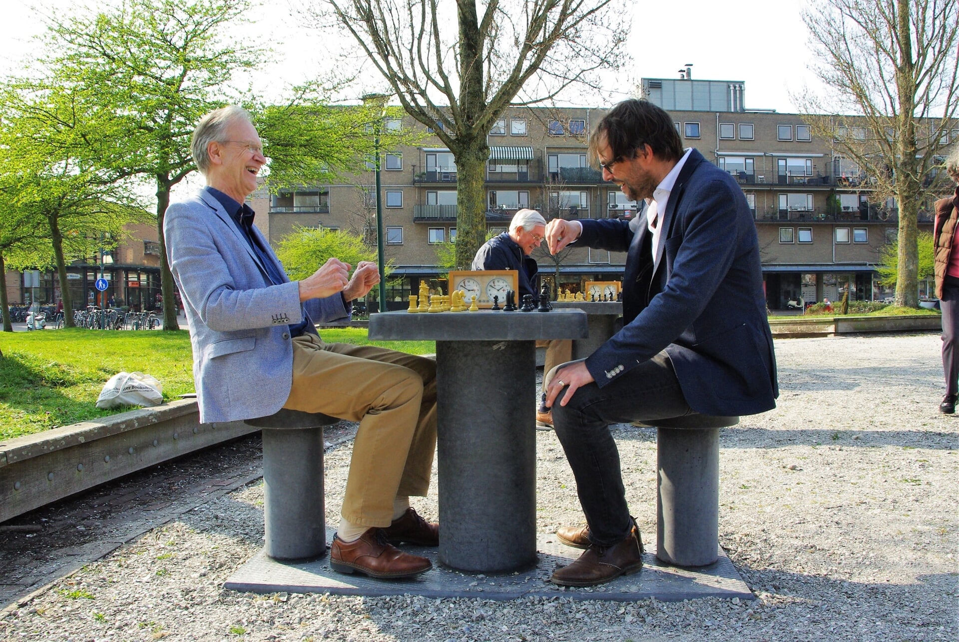 Wethouder Jan Nieuwenhuis speelt een potje schaak tegen initiatiefnemer Menno Welling. | 