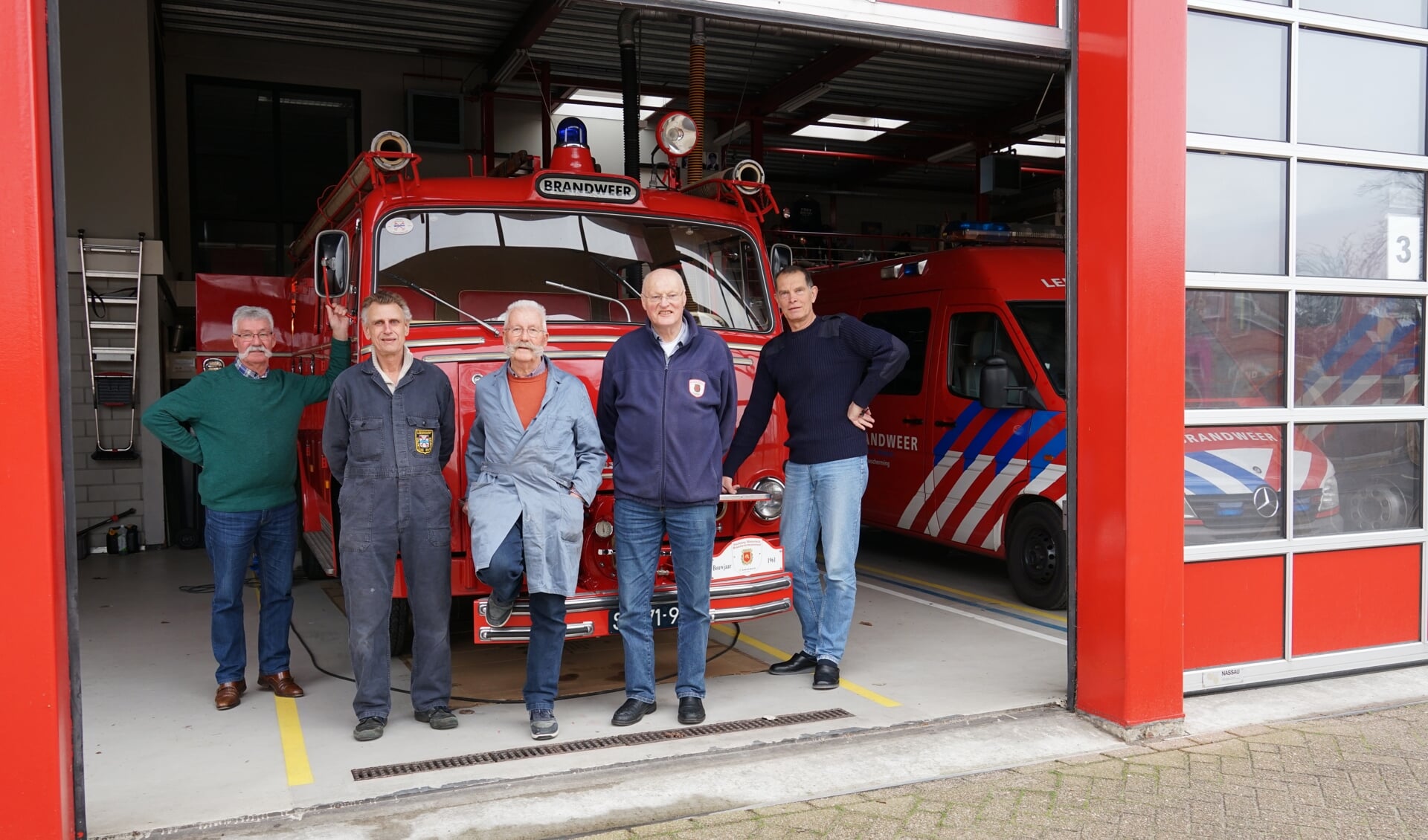 Links: Aad Vons, Leen van Reijn, Kok Vons, John van der Holst en Ben Kohler (v.l.n.r.) bij de Magirus Deutz Mercur 120F. 