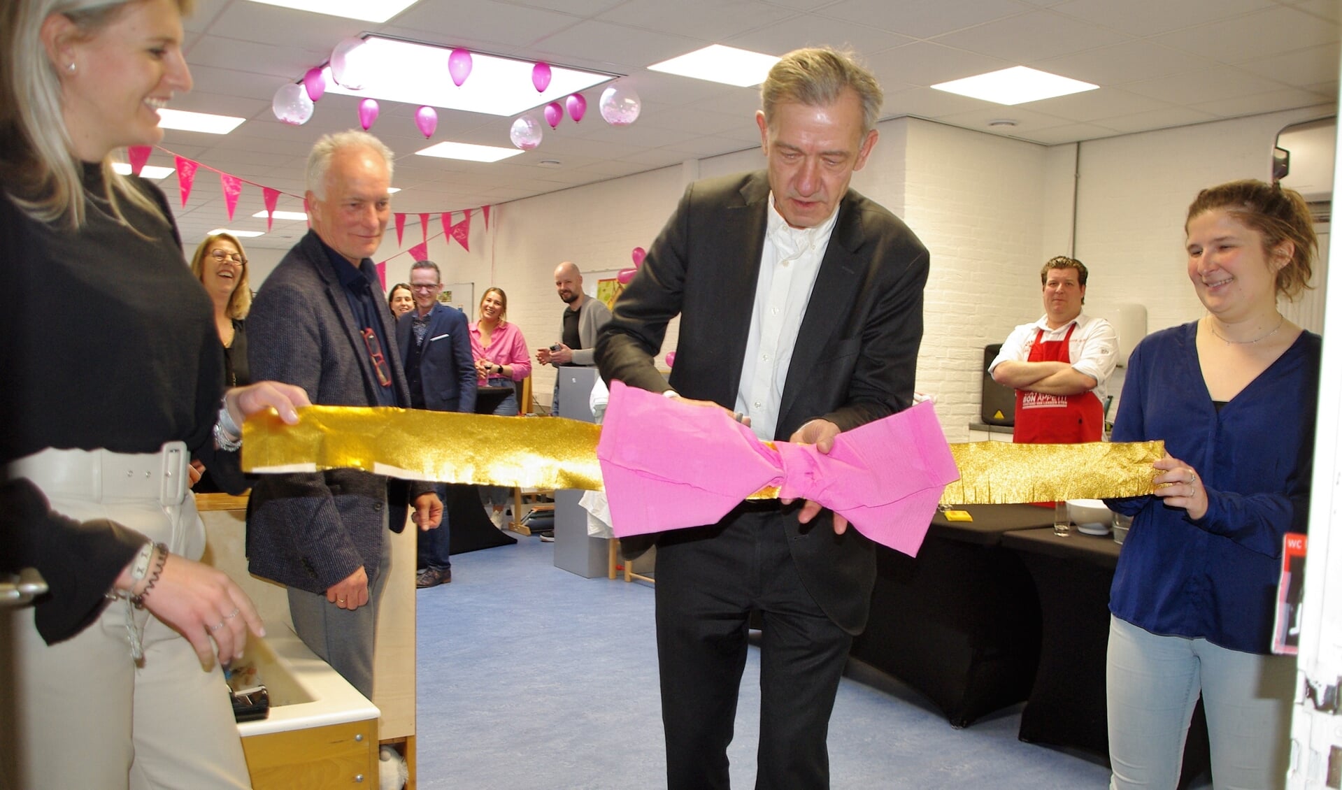 Wethouder Matthijs Huizing opent het nieuwe lokaal. | 