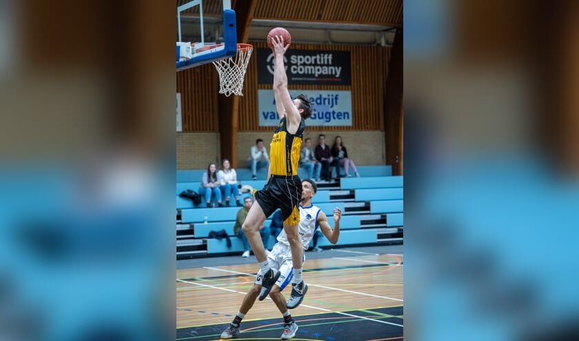 Brandon Bergsma dunkt.