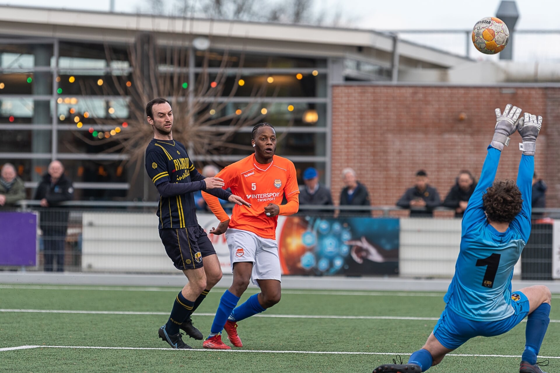 Gijs Jansen weet de bal nog net over het doel te werken. | Foto Paul Lichtenbeld