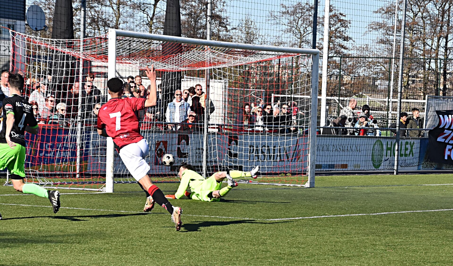 Virgil Tjin Asjoe scoort de 3-1. | Foto: Piet van Kampen