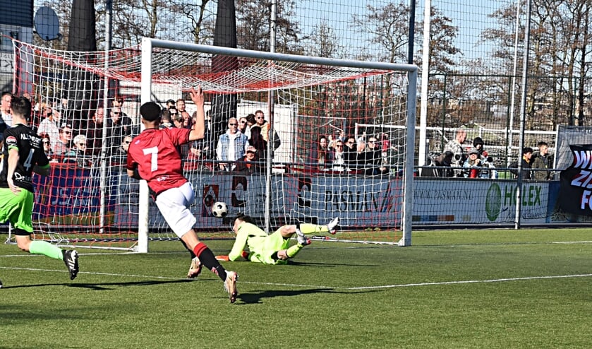 Virgil Tjin Asjoe scoort de 3-1. | Foto: Piet van Kampen  