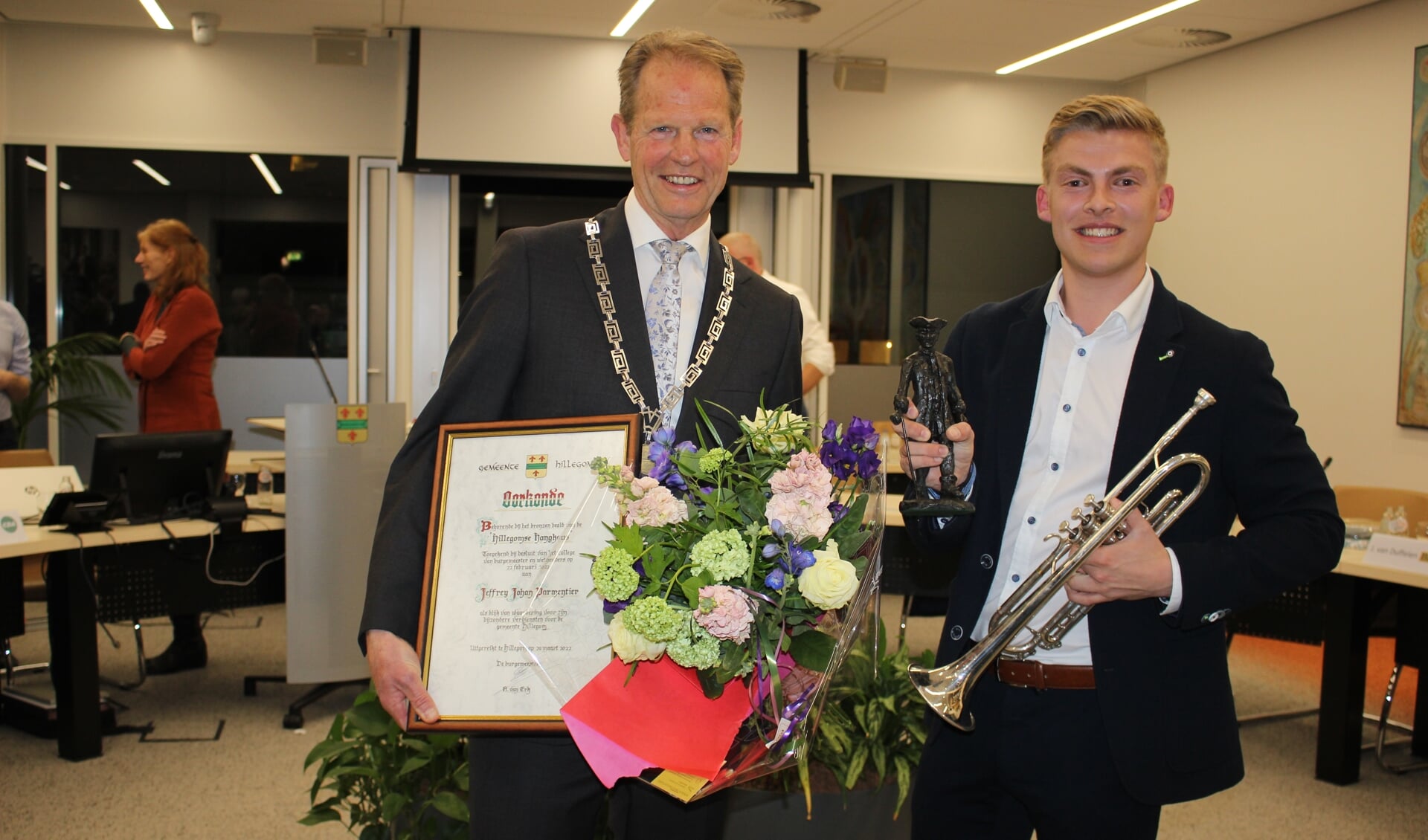 De jonge trompettist samen met burgemeester Arie van Erk. 