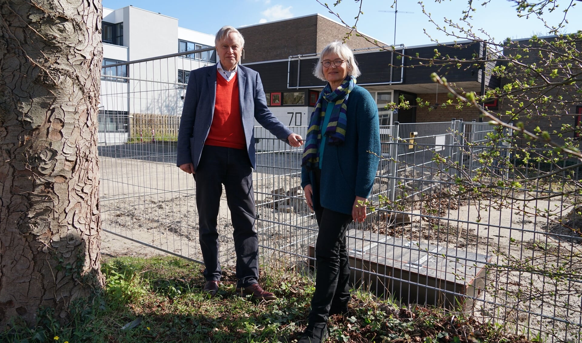 Voorzitter Roeland van Velzen van de Stichting Hospice de Mare en manager Nelly van der Does van het hospice bij gebouw Doesmeer, dat nu snel gesloopt zal worden.  
