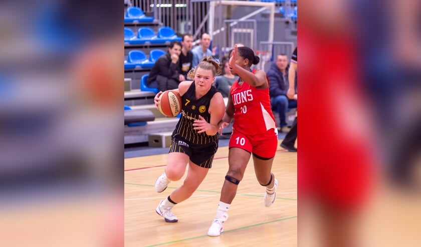 Rosalie Aandewiel in actie tegen Landslake Lions. | Foto: Geert Bekker