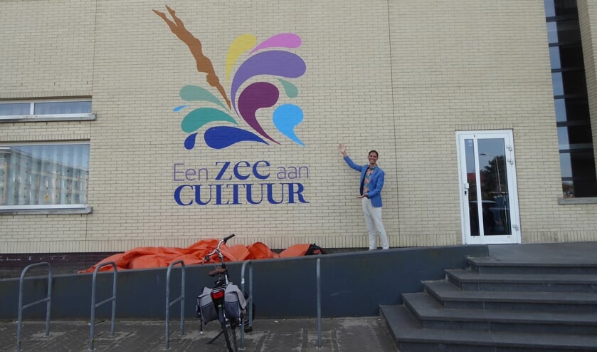 <p>Wethouder Roberto ter Hark eerder dit jaar bij de onthulling van het logo op de Muze. | Foto: archief, iv</p>