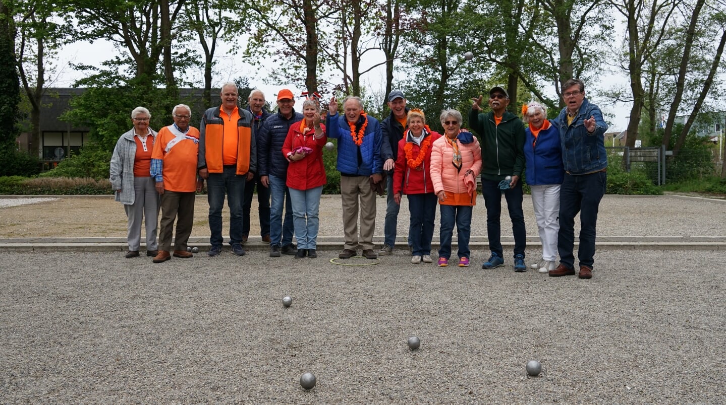 Enthousiaste deelnemers aan het Oranjetoernooi bij De Boulende Stier.
