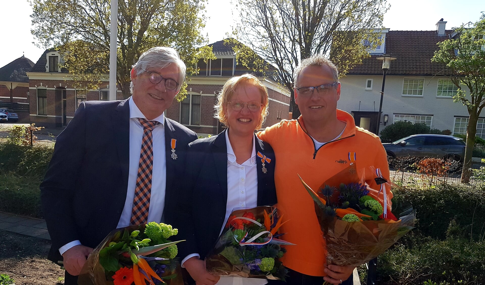 De Oranjevereniging Sassenheim valt driedubbel 'in de prijzen' met koninklijke onderscheidingen voor Rob Koek (voorzitter), Irene Karremans (penningmeester) en John Molkenboer (secretaris). 
