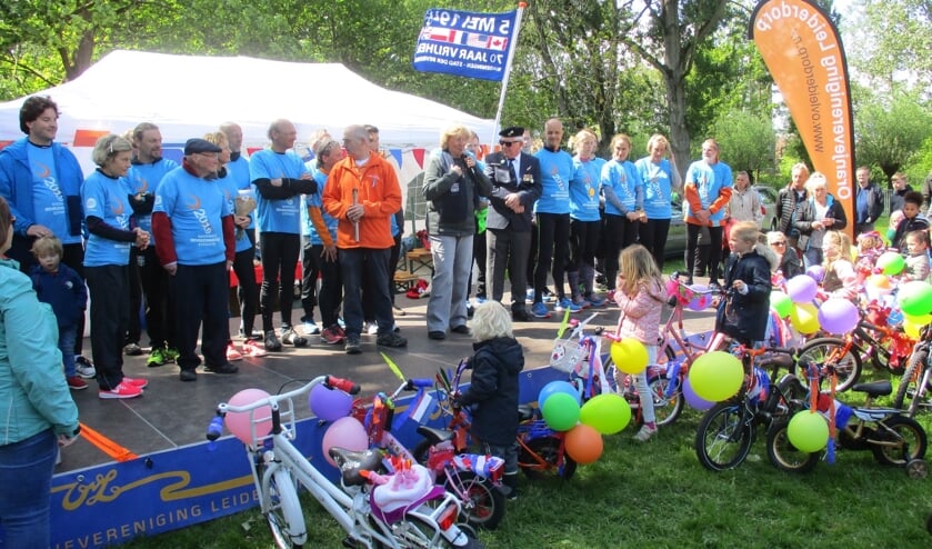 <p>De prijsuitreiking van de versierde fietsenparade in 2019. | Foto: PR OVLeiderdorp</p>