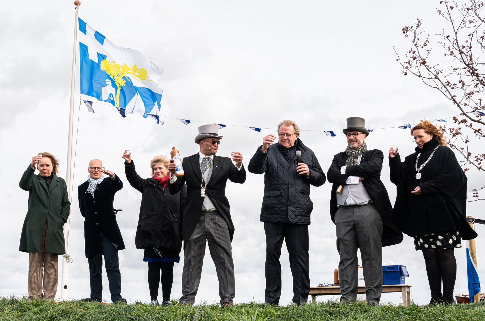 Vaste genodigden bij de opening van het watersportseizoen zijn de commissaris van de Koning, Jaap Smit, en de burgemeesters van de omliggende gemeenten Teylingen, Kaag en Braasem en Oegstgeest. | 