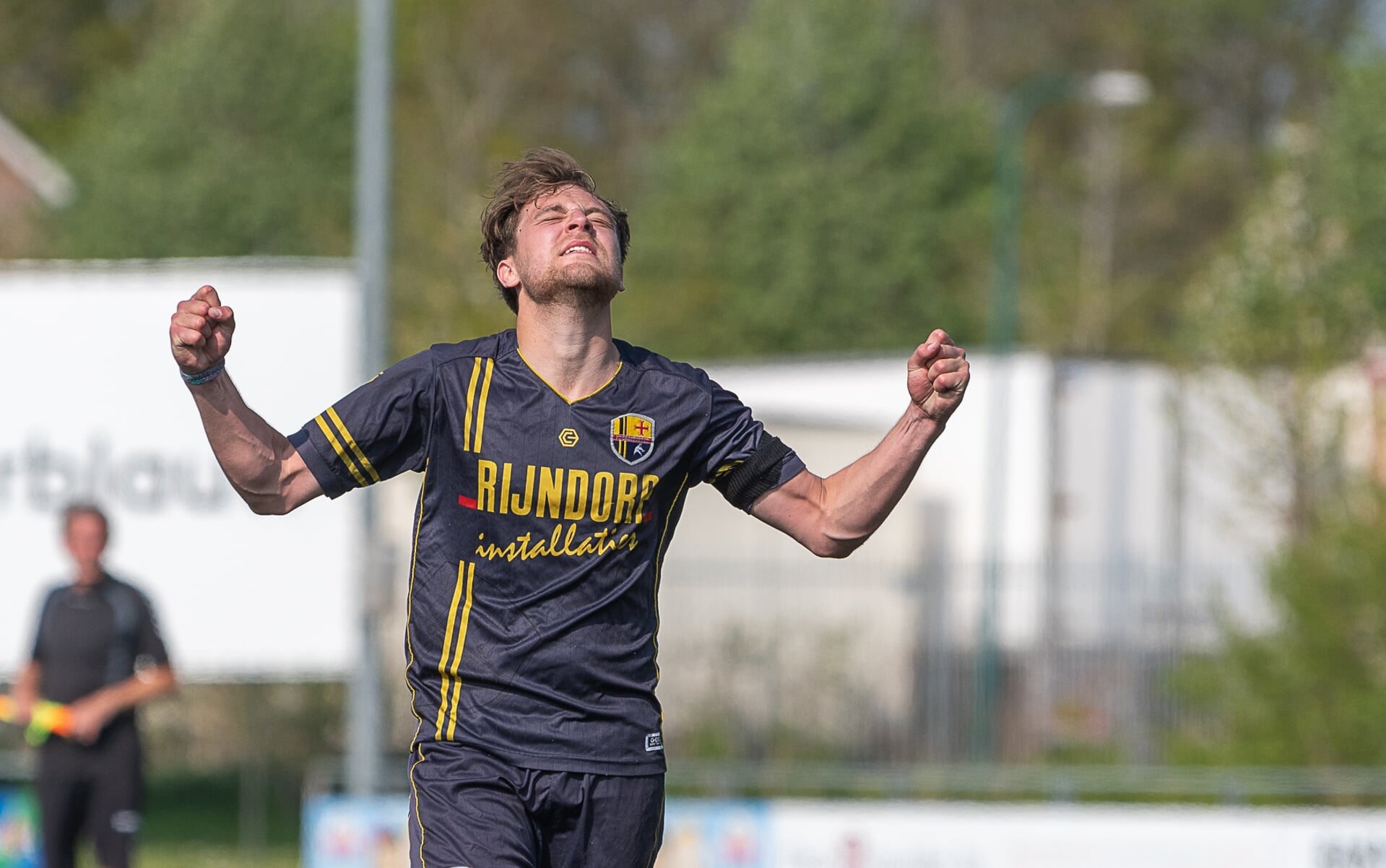 FC Oegstgeest, met Timo Lichtenbeld, is heel blij met het winnende doelpunt in blessuretijd. | 