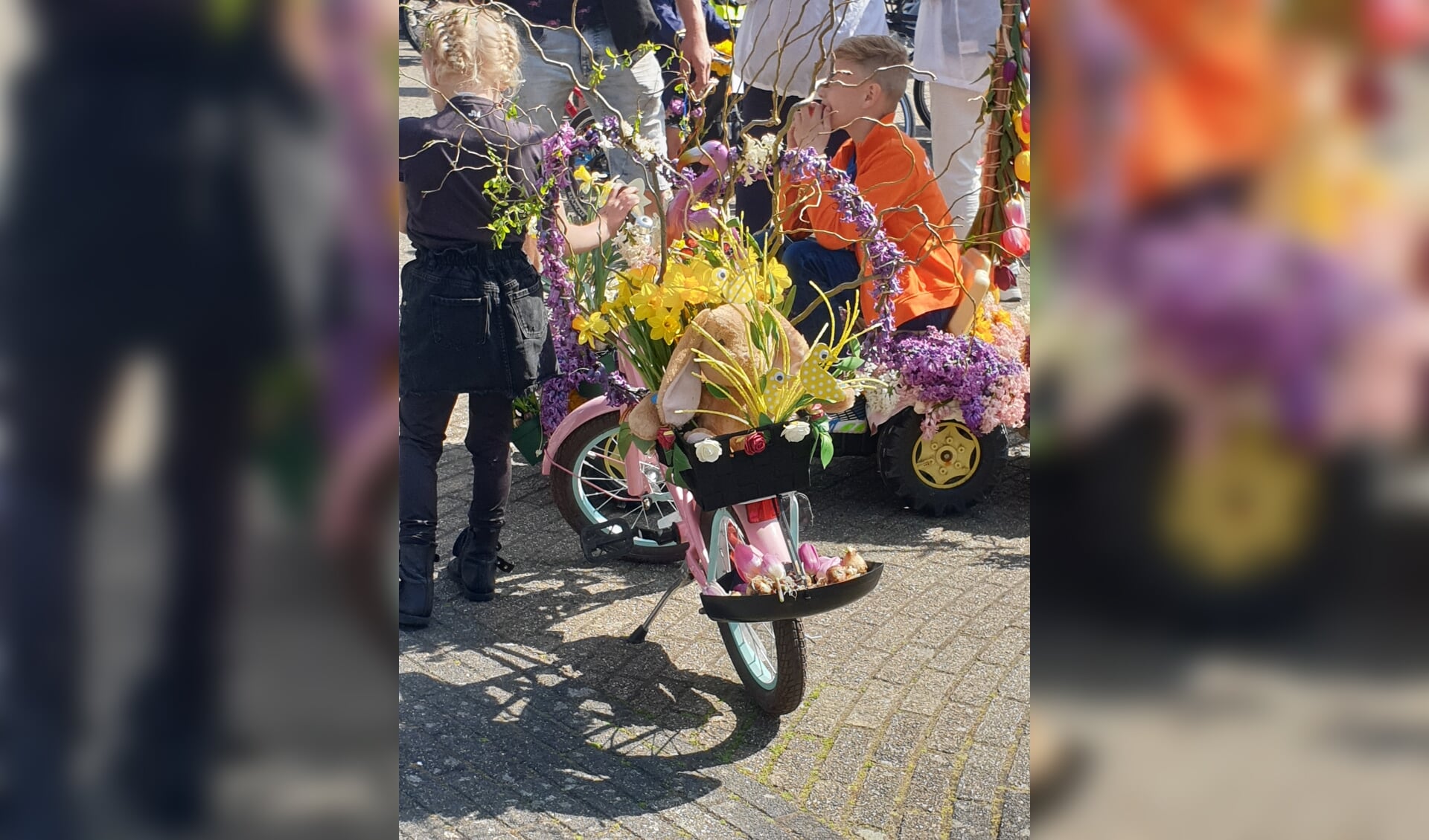 Een van de vele kleurrijke fietsen bij het kindercorso. | Foto: Ilona Ruba