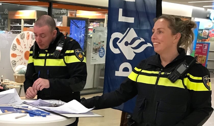 <p>Agenten Patricia Molenaar en Gerben Spekman stonden vorige week maandag met de vragenlijst in Winkelhof. </p>