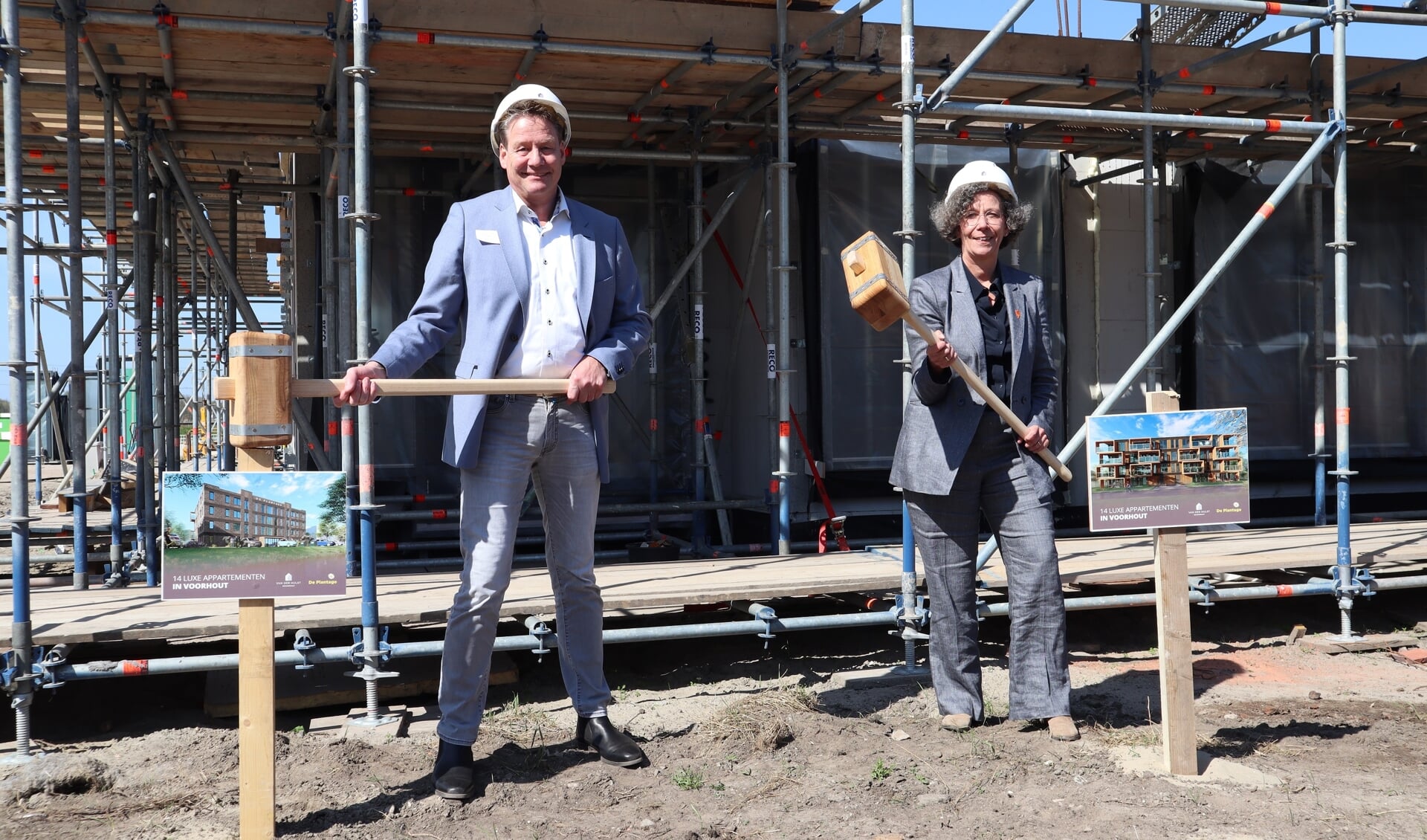 Symbolische start bouw appartementen, met toekomstig bewoner Frans van der Ham en wethouder Marlies Volten 