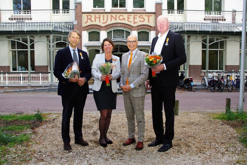 <p>Peter Sigmond, Karen Timmer en Arie van Bellen samen met de burgemeester voor het gemeentehuis. | Foto WT</p>