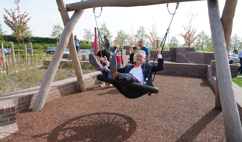 Willem Joosten test de nestschommel.