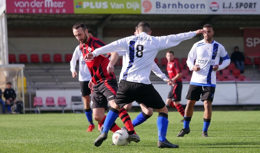 Martin van Eeuwijk aan de bal tegen Roodenburg.   