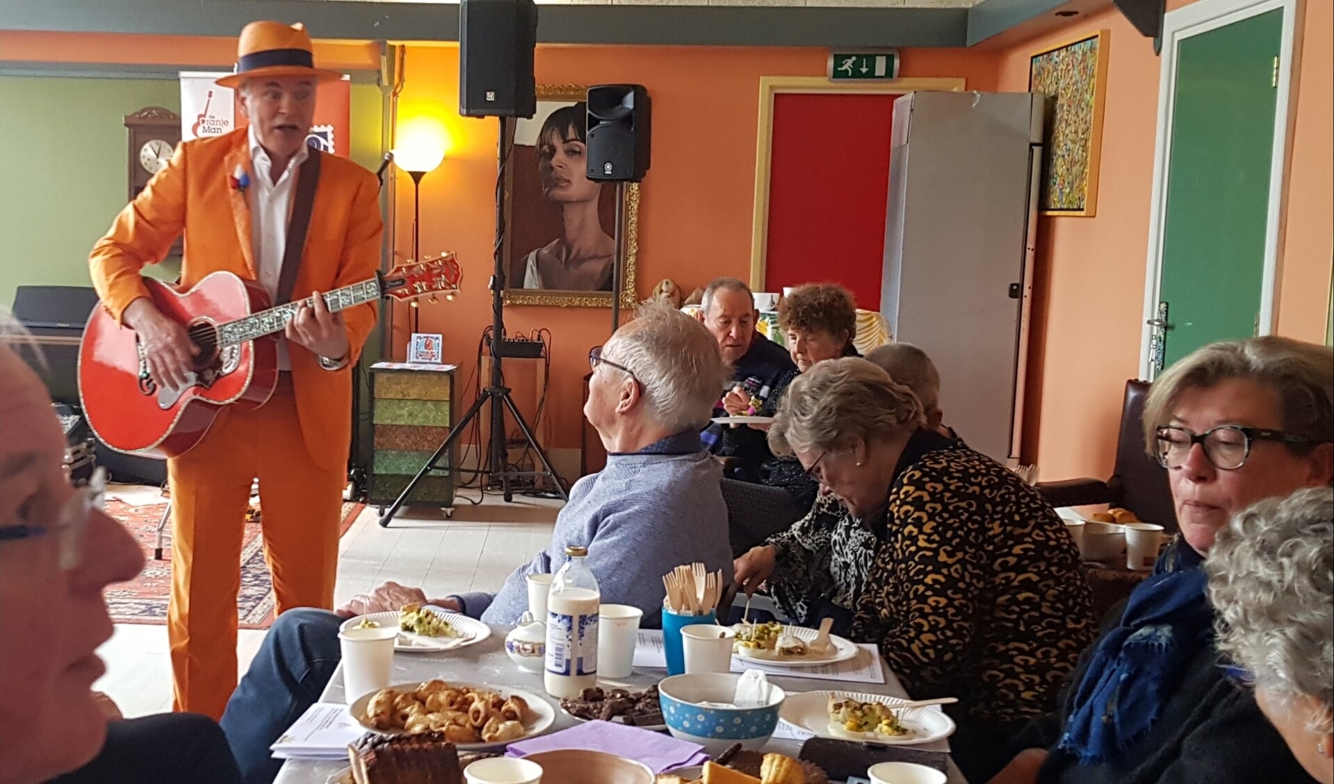 Het 2,5-jarige jubileum van Langeveldshof in Lisse werd opgevrolijkt met herkenbare liedjes van Willem Hoekstra, bekend als de Oranje Man.