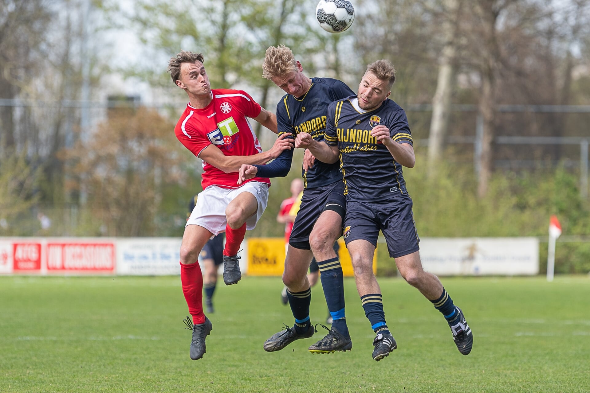 Dylan Dijkstra en Kevin Driessen samen in de verdediging voor FC Oegstgeest. | Foto Paul Lichtenbeld