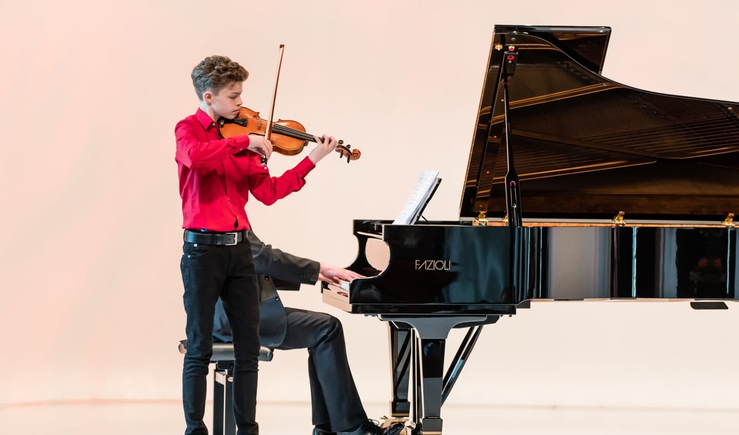 Pieter Streefkerk speelt viool en wordt begeleid door Peter Sluijs op piano.