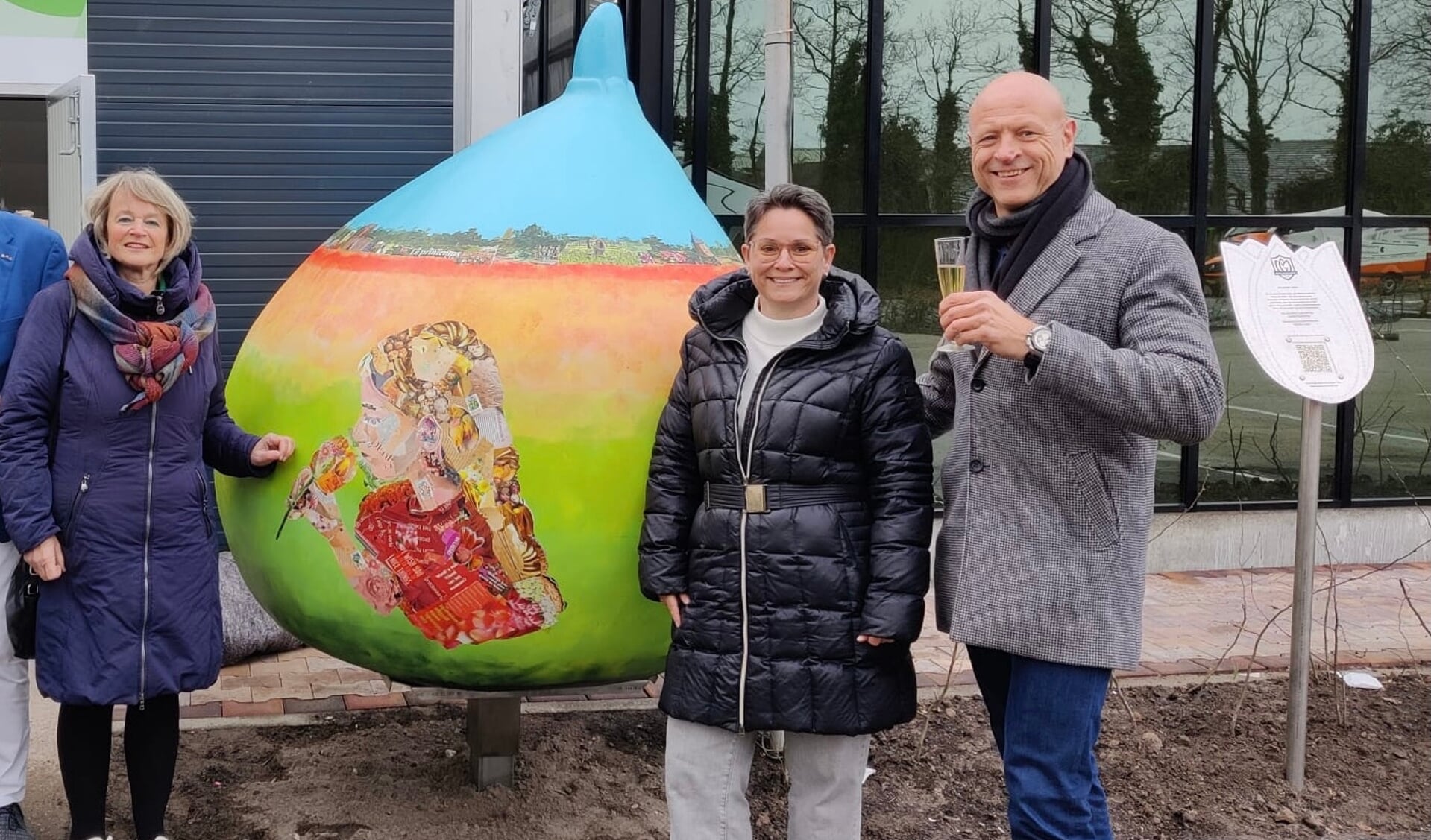 Burgemeester Lies Spruit , Lisette Hogewoning (kunstenaar) en Sjaco Griffioen (eigenaar Intratuin Lisse) bij de zojuist onthulde bol 'Smile'.