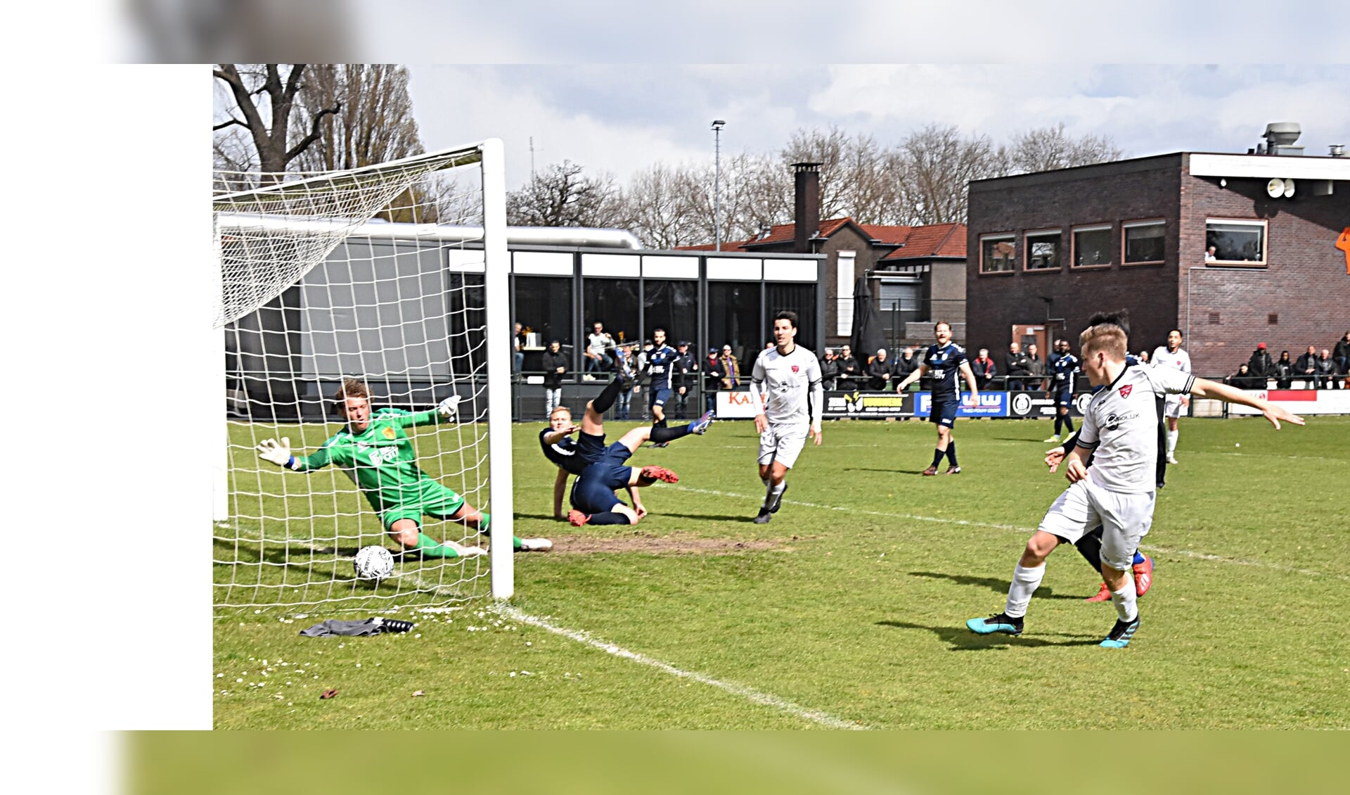Tom Bijen scoort de 0-1. | Foto: Piet van Kampen