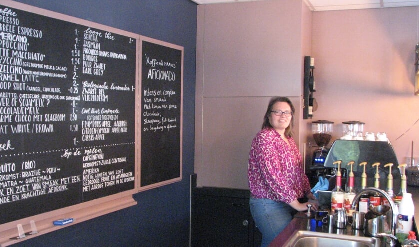 Elizabeth van Delft als barista. | Foto: Leo Roosjen