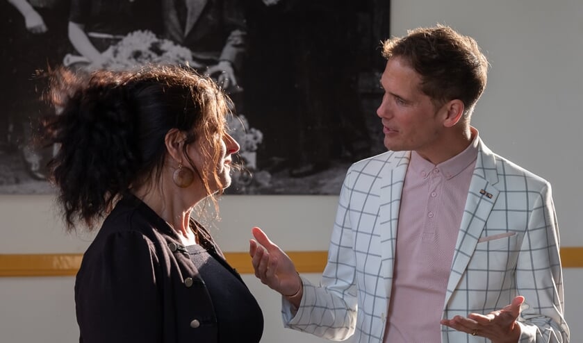 <p>Saskia Aukema in gesprek met wethouder Roberto ter Hark. | Foto: Monica Stuurop.</p>  