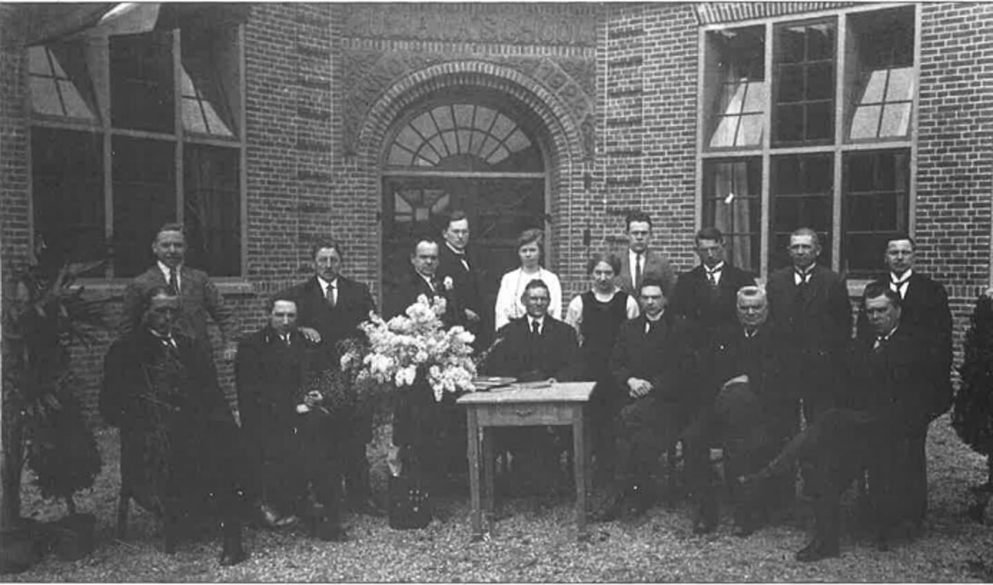 1922 Bestuur en onderwijzers Julianaschool. | Foto: pr. 