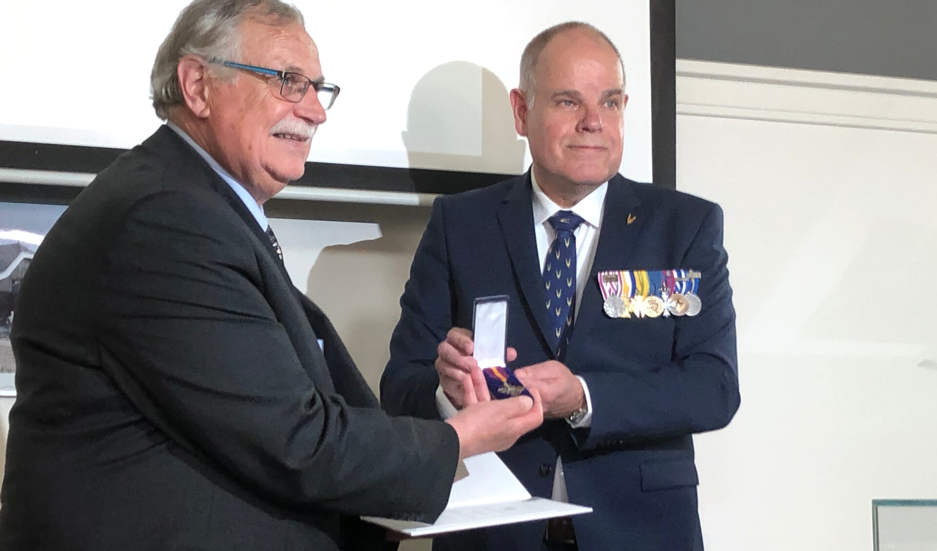 Bart van der Pol ontvangt namens zijn vader postuum het Mobilisatie Oorlogskruis. | Foto: PR