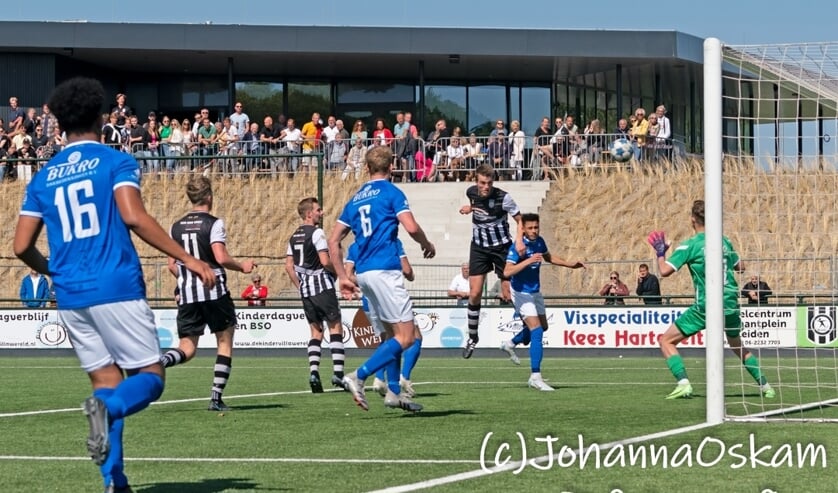 Veel doelpunten, maar niet voor de thuisclub. Hier maakt  Mark Turk de afstand iets kleiner: 2-6. | Foto: Johanna Oskam.  