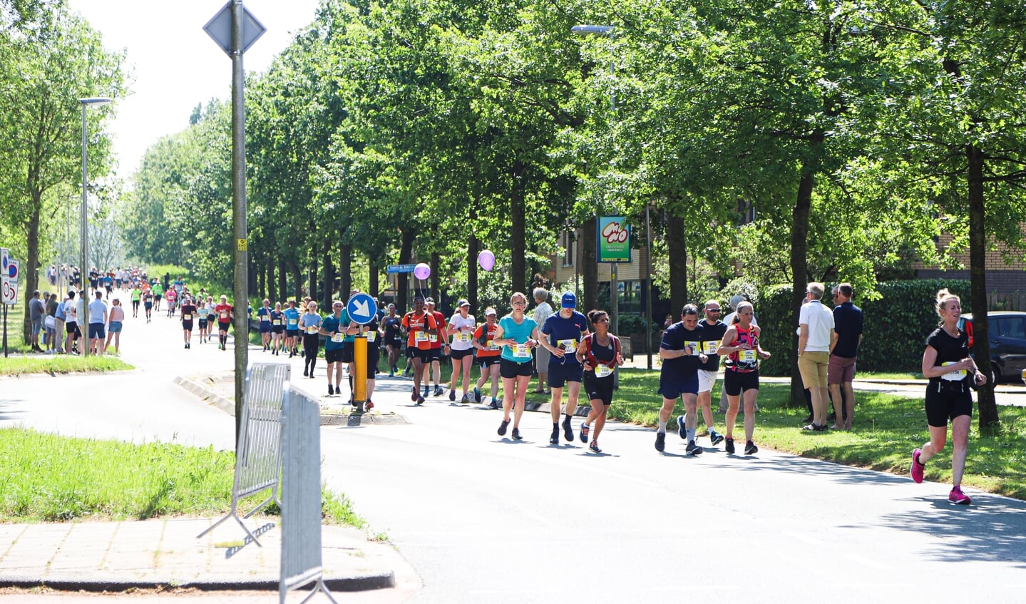 De halve marathon maakte een klein uitstapje door de wijk 't Heerlijk Recht 