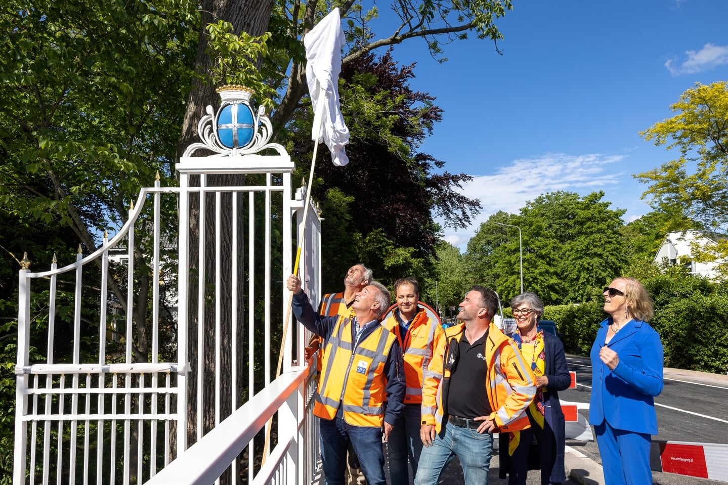 Wethouder Heleen Hooij onthulde 24 mei de schilden van de Warmonderhekbrug, samen met het Historisch Genootschap Warmelda.|