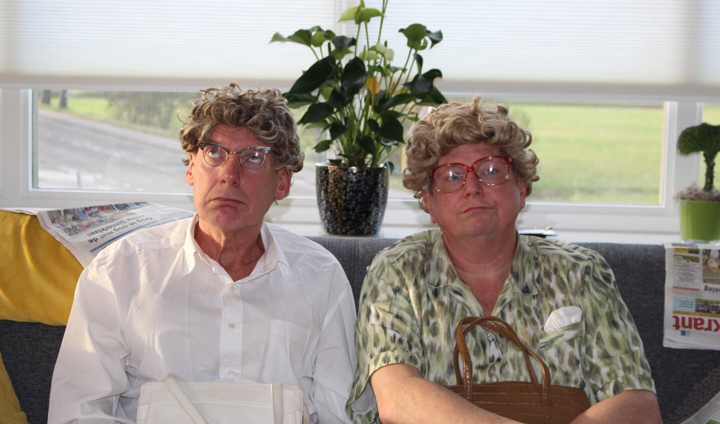 De typetjes Leu en Lenie in het RTV Katwijk programma ‘Katwijk Centrael’. 