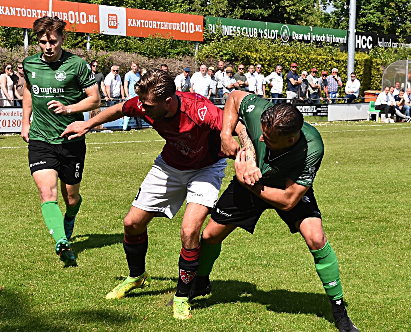 Doelpuntenmaker Dennis Bakker hier in de tang bij twee verdedigers. | Foto: Piet van Kampen