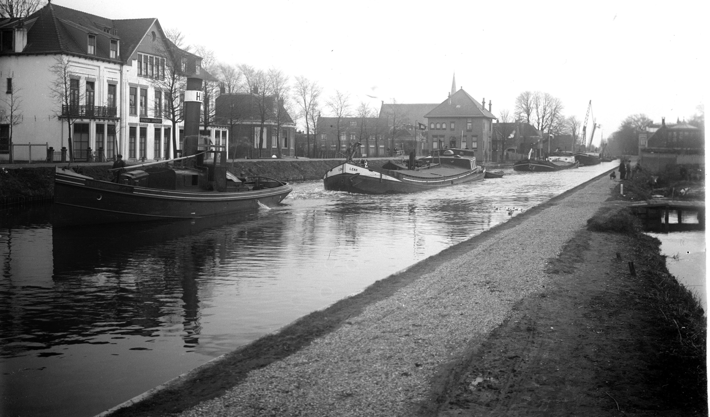 Gezicht op de Oude Rijn bij Leiderdorp, gezien vanaf het Utrechts Jaagpad te Leiden. Links Kinderhuis 'Voordorp', met rechts boerderij Bijdorp.| Foto: J.A.W. van der Zon, 1925