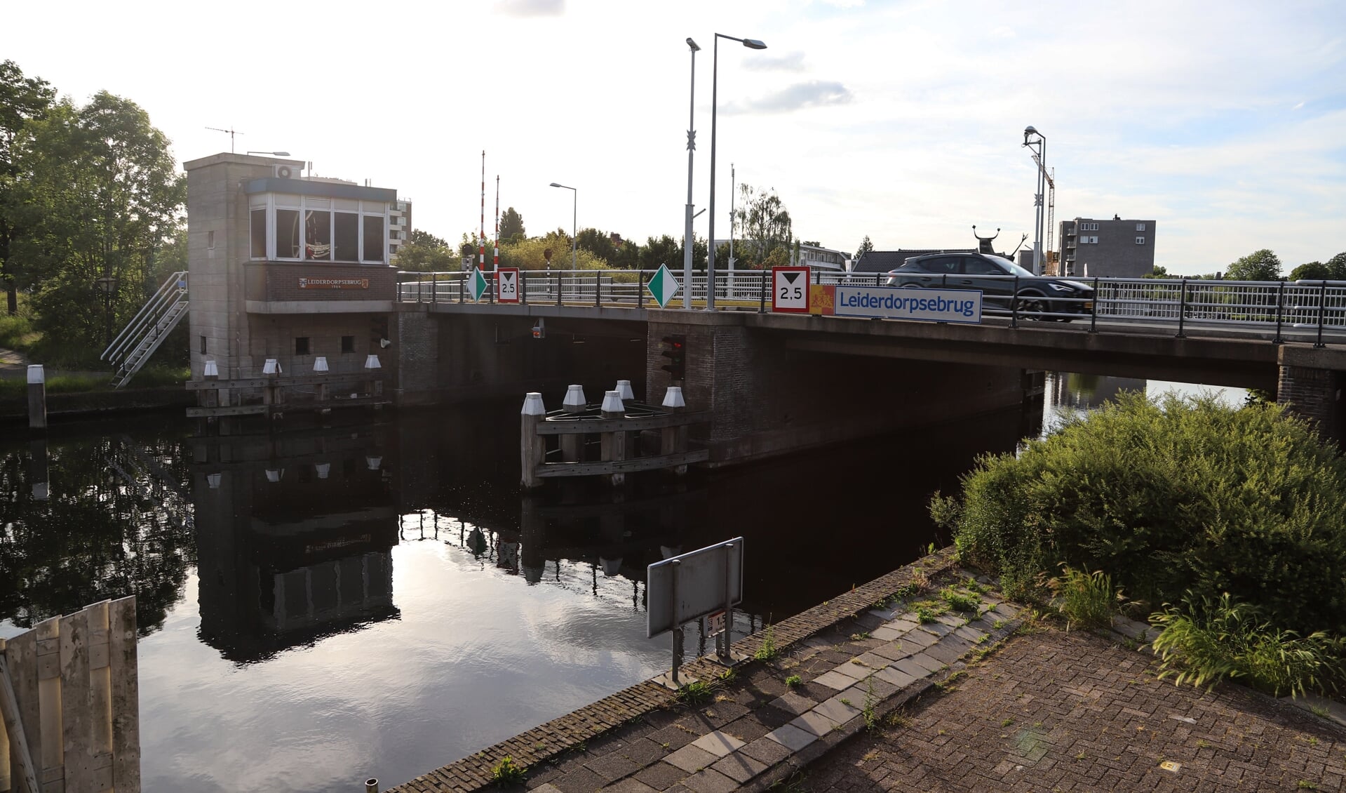 Het brugwachtershuisje van de Leiderdorpsebrug valt niet meer te redden. | Foto: Archief
