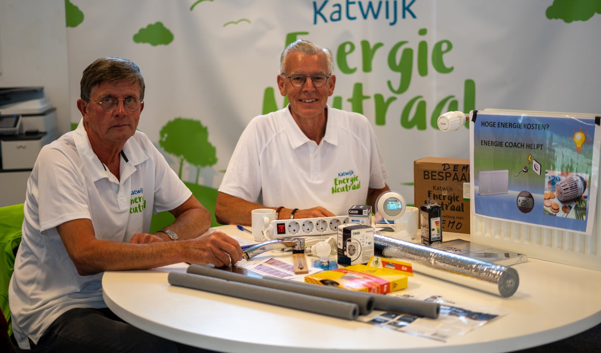 Jan Mimpen en Teun Zwaan zitten elke dinsdag en donderdag klaar om bespaartips te geven | Foto: Marc Wonnink