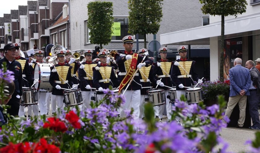 Adest Musica marcheert tijdens het Bloemencorso.