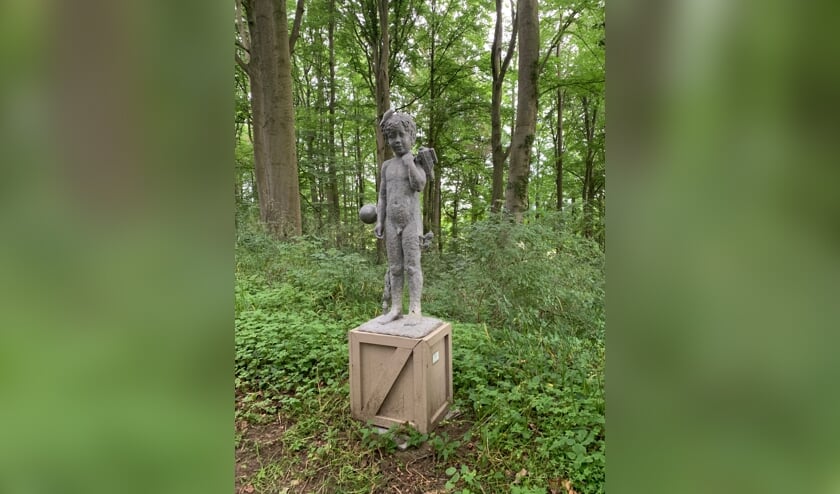 Dit werk van Carla Rump is een van de beelden die deze zomer te zien is in de Leiderdorpse Heemtuin.