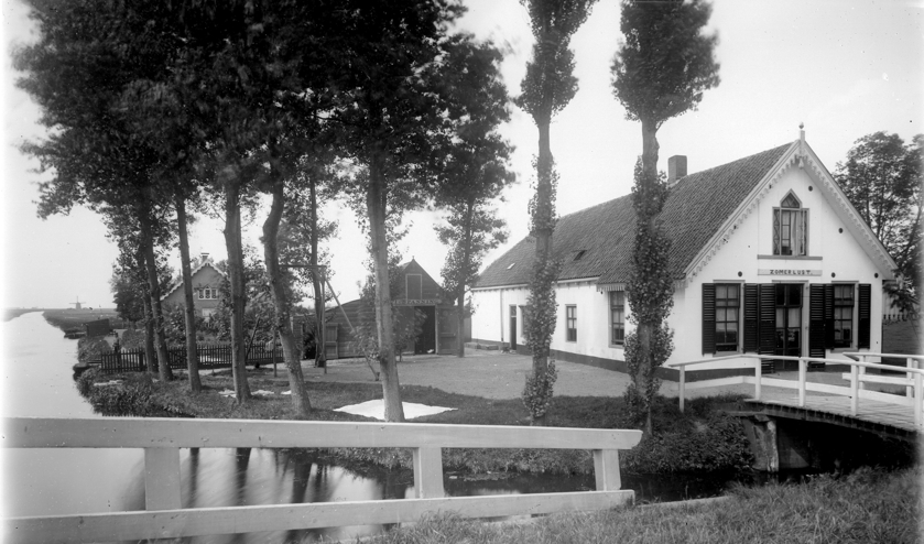 Gezicht op ‘Zomerlust’, later herberg ‘Het Witte Huis’, aan de Hoge Rijndijk 12. Links de Meerburgerwetering. Gezien vanaf de brug over Meerburgerwetering. | Foto: Jan Goedeljee