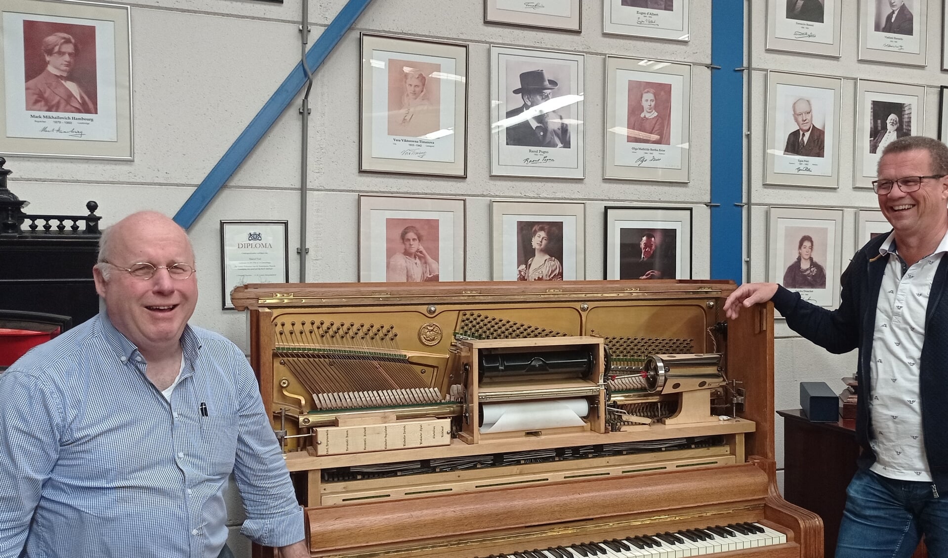 Marcel Veel en Koos van Kruistum tonen pianola’s van meer dan 100 jaar oud. | Foto: Joep Derksen