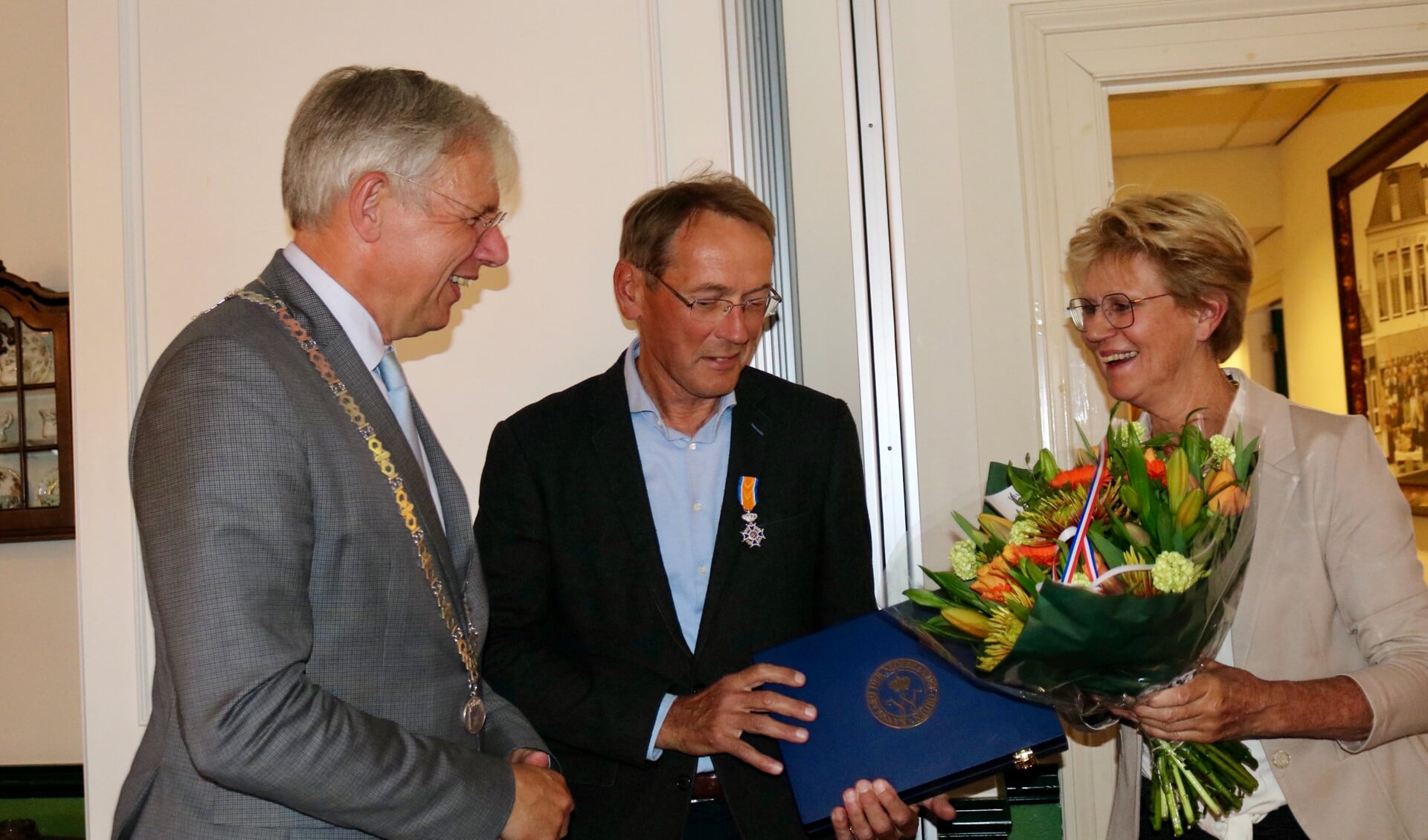 Burgemeester Visser overhandigt de onderscheiding aan Henk Kreft. | Foto: pr