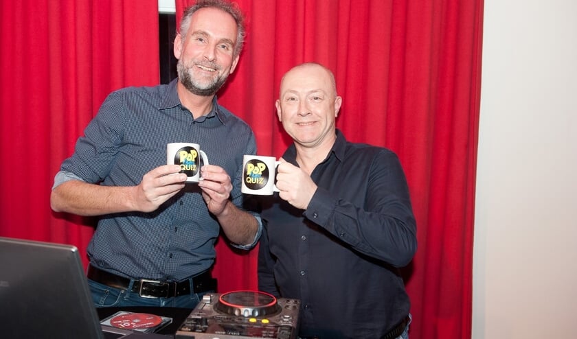 Ron en Meindert zijn muziekfanaten en organiseren op vrijdag 1 juli een popquiz in 't Poelhuys. Je kunt je per team van 4 tot 6 personen opgeven om deel te nemen.