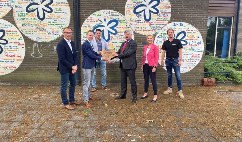 <p>Om de start van de ontmanteling van de oude school symbolisch vorm te geven overhandigde Rob van Lith van New Horizon een plaquette in de vorm van een hart aan de wethouder Van der Zwet</p>