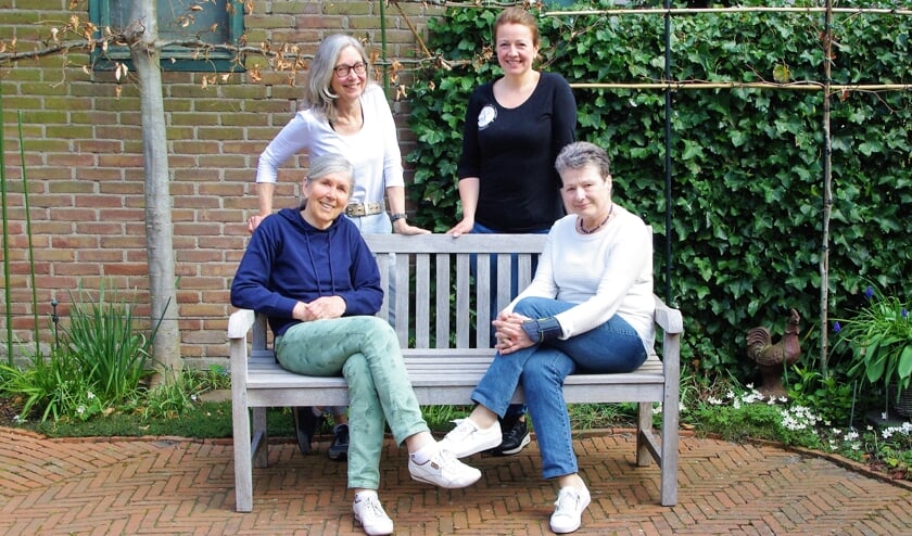Gwenny Kouwenhoven, Marijke Anholts en (zittend) Marijke Eegdeman en Elisabeth Alberts bieden met Hulpfonds Oegstgeest hun hulp aan. | Foto WT  