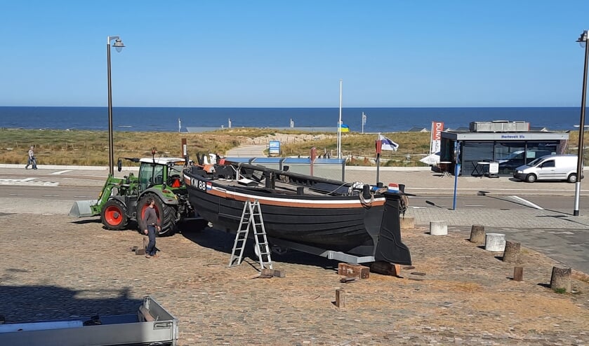 Vorige week donderdag werd de bomschuit vervoerd naar zijn ‘zomerplek’ bij de Vuurtoren. | Foto: SKvD