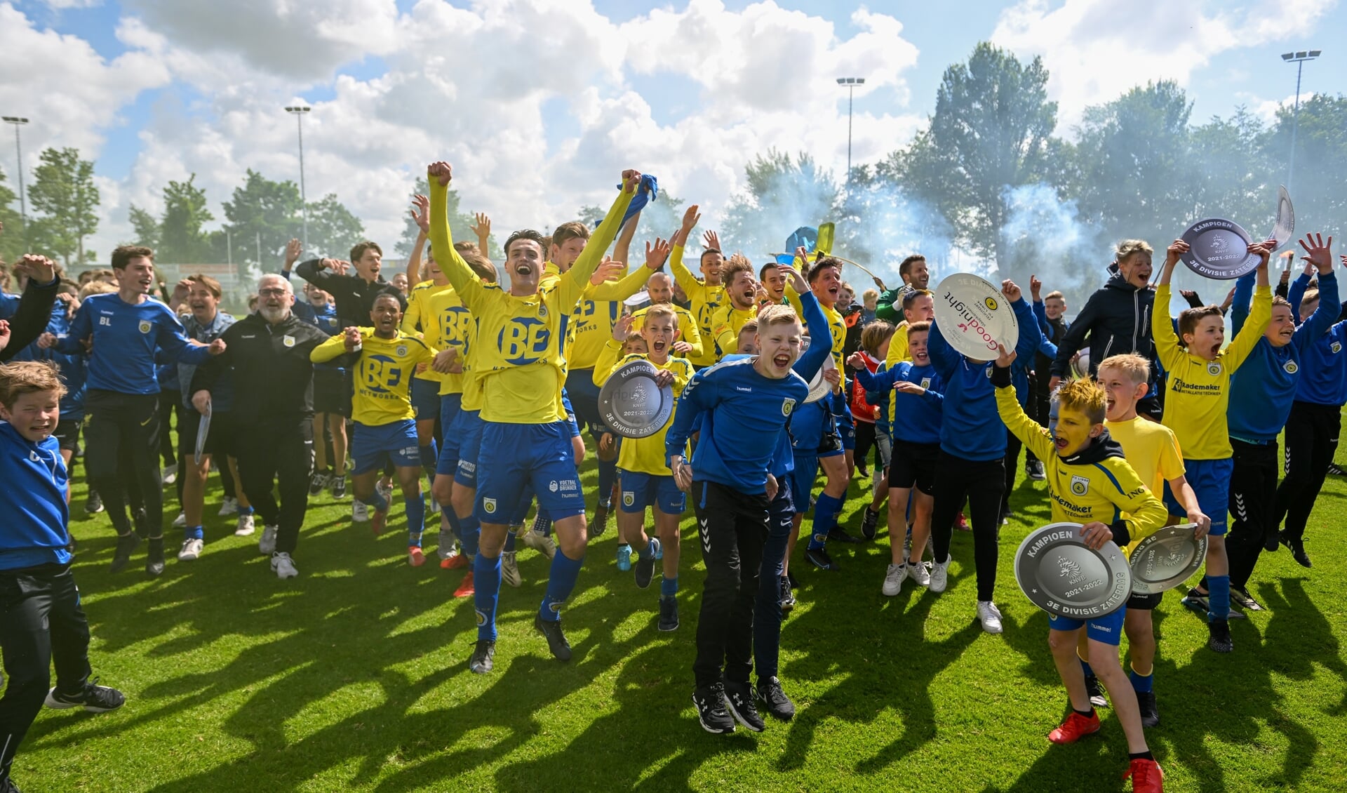 Spelers van FC Lisse vieren de promotie naar de 2e divisie.
